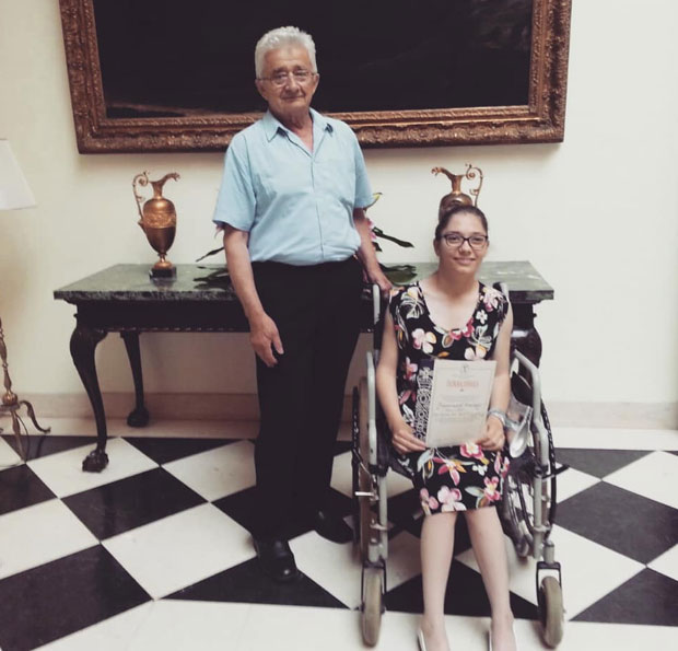 АРАНЂЕЛОВЧАНКА БОЛУЈЕ ОД ЦЕРЕБРАЛНЕ ПАРАЛИЗЕ: Једна је од најбољих ђака Србије, књигом лечи болест и самоћу